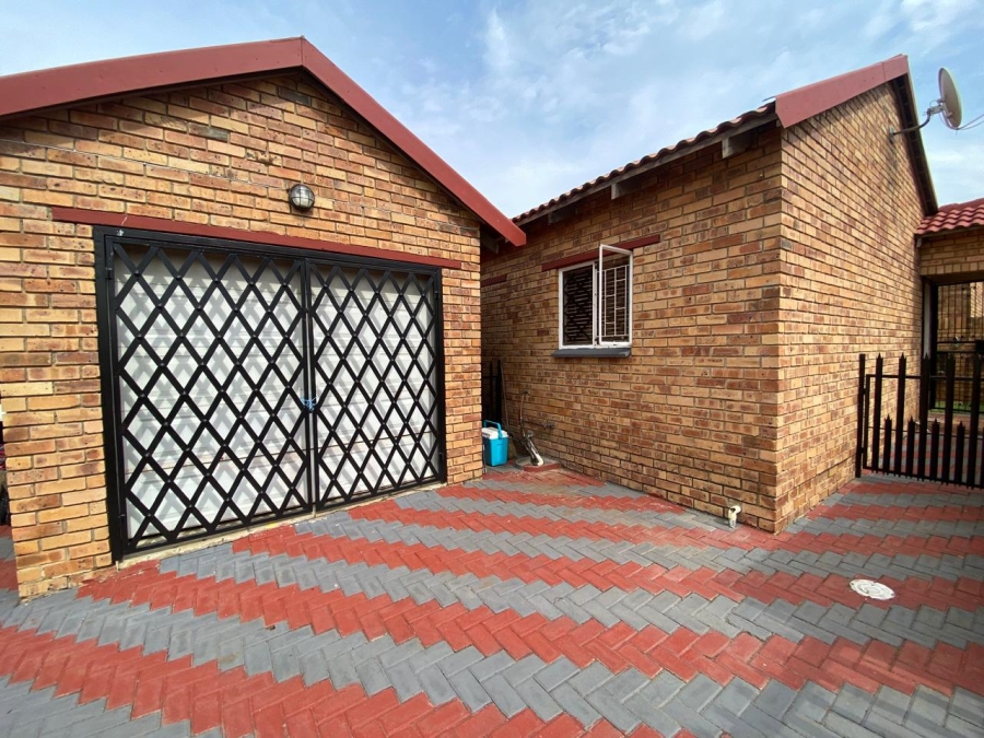 2 Bedroom Property for Sale in Kannoniers Park North West